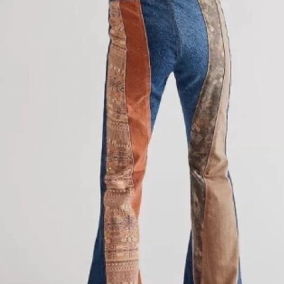 Free People we the free low rise flare “Serena”jeans! Size 26 EUC - Picture 2 of 11